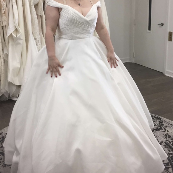 Wedding dress - Picture 1 of 4